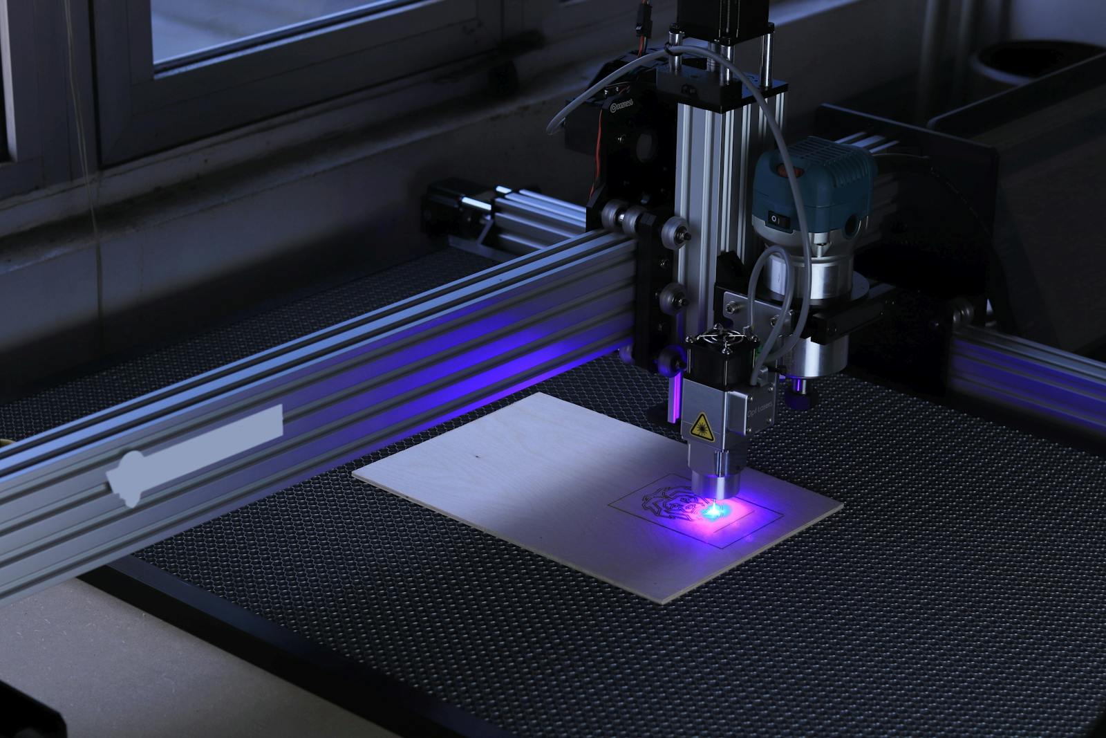 CNC laser cutting system with precision optics and blue guide beam for fiber laser metal processing